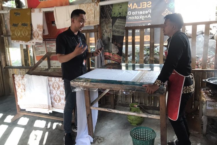 Pemilik usaha batik khas Minang bermerek Salingka Tabek, Yusrizal (29) sedang menjelaskan proses pembuatan batik cap di rumahnya di Sawah Parik, Desa Bawah Duku, Kecamatan Kotobaru, Solok, Sumatera Barat pada Rabu (18/5/2022). 