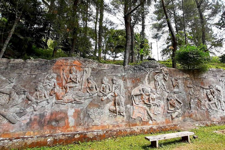 Relief cerita Ramayana yang ada di pintu masuk Gua Kiskendo.