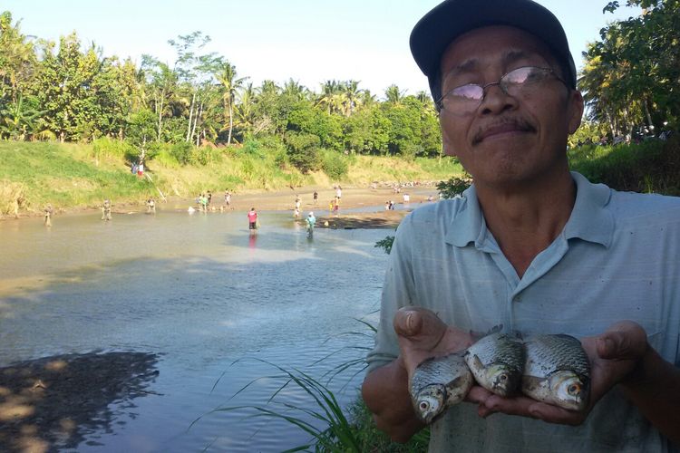 Ratusan orang terjun ke Sungai Serang, Kulon Progo, DIY, yang sedang mengering. Mereka sekadar bermain, berendam, berenang, maupun mencari ikan dengan jala. Warga datang dari berbagai dusun di sepanjang sungai.