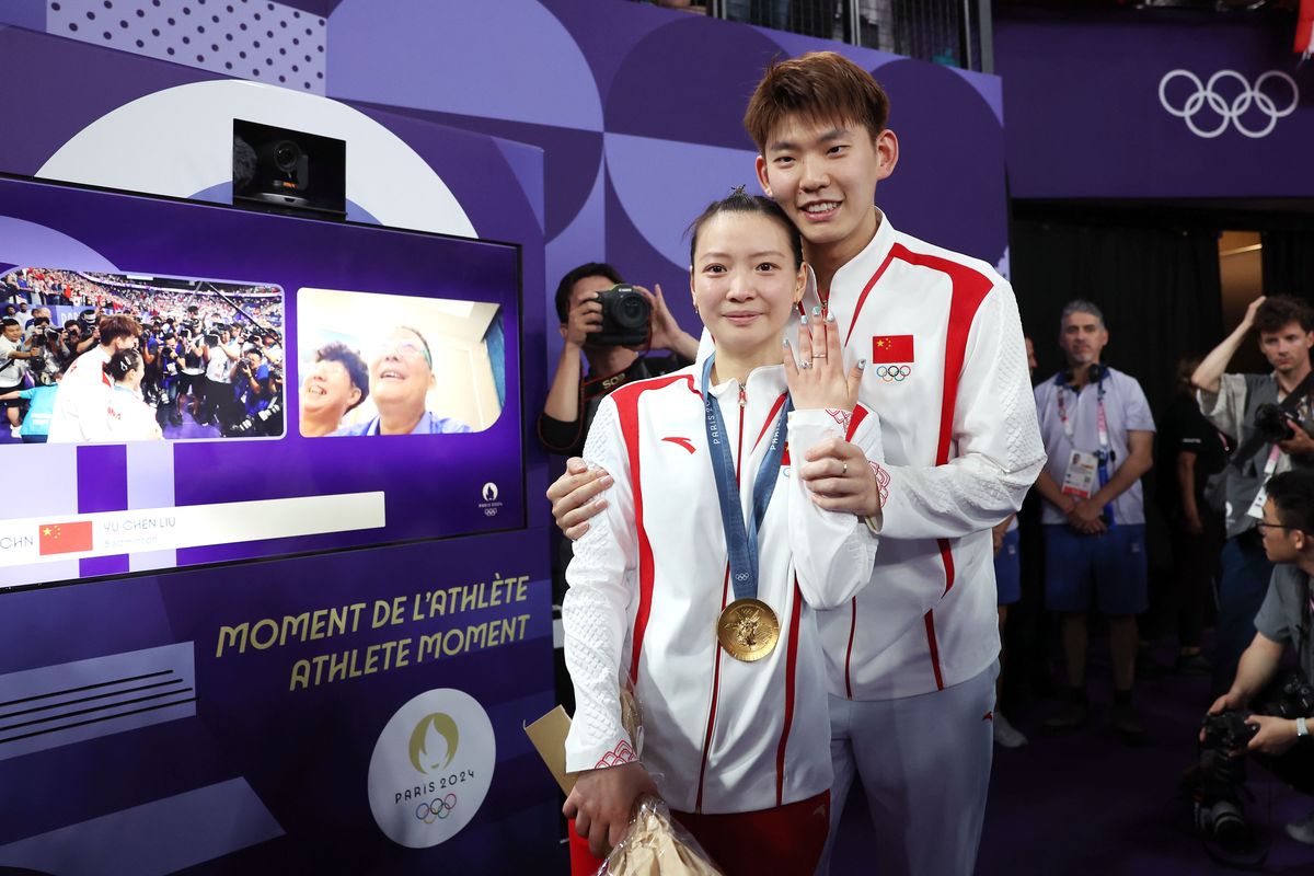 Peraih medali emas Huang Yaqiong (L) dari China berpose dengan Liu Yuchen, atlet ganda putra China, saat Liu melamar Huang setelah laga final ganda campuran Zheng Siwei/Huang Yaqiong vs Kim Won Ho/Jeong Na Eun (Korea Selatan) di Olimpiade Paris 2024 di Paris, Perancis, 2 Agustus 2024
