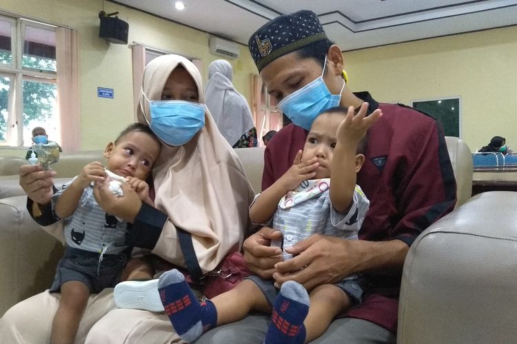 Pasangan suami istri Supono (32) dan Nur Rahmawati (26) tak bisa menyembunyikan rasa senangnya. Harapannya untuk membawa pulang anak kembarnya, Adam dan Aris ke rumahnya di Labuhanbatu terkabul hari ini, Rabu (3/3/2021). Lebih dari setahun mereka tinggal di Rumah Sakit Umum Pusat (RSUP) Adam Malik di Medan.