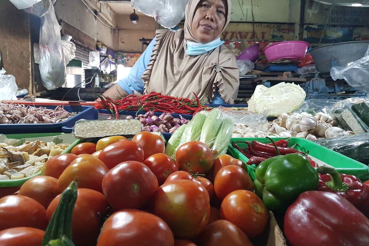 Suratini, salah seorang pedagang di Pasar Slipi, Kamis (4/3/2021).