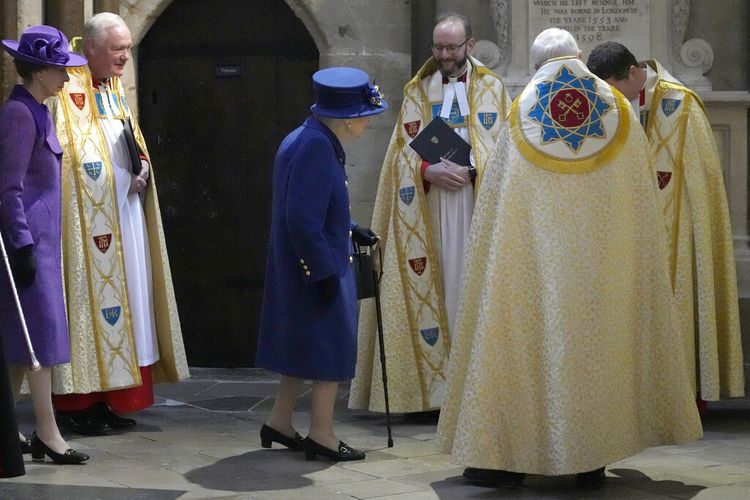 Ratu Elizabeth II dan Putri Anne dari Inggris tiba untuk menghadiri peringantan 100 tahun Royal British Legion di Westminster Abbey, London, Selasa (12/10/2021).