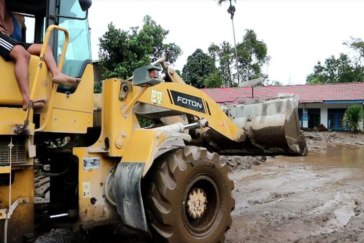 dua alat berat, dan satu pemadam di kerahkan untuk membersihkan material lahar hujan yang menerpa ke tiga desa.