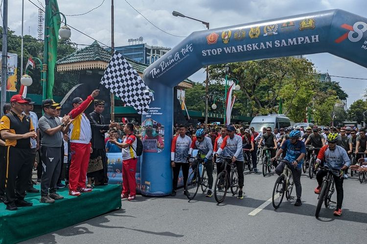 Wali Kota Medan Bobby Nasution melepas tim gerakan kampanye The Rising Tide - Resonance A 2023 di Lapangan Benteng, Medan, Sumatera Utara (Sumut), Sabtu (9/9/2023).