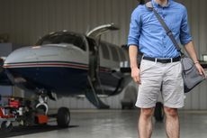 Hindari Pakai Celana Pendek Saat Naik Pesawat, Ini Alasannya 
