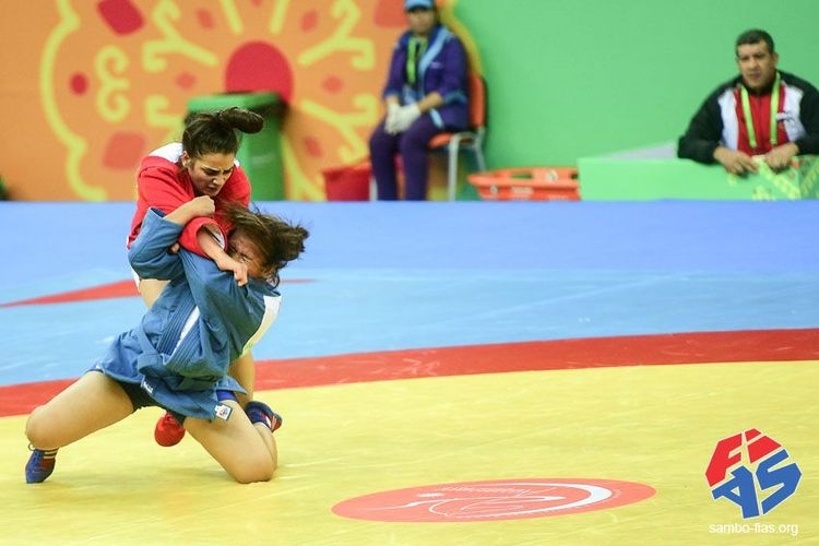 Mutiara (biru), atlet Sambo Indonesia, saat bertanding dengan peserta asal Syria di Turkmenistan, Turkey. Mutiara absen mengikuti UNBK pada hari ketiga lantaran ikut pemanasan Asean Games di Jakarta.