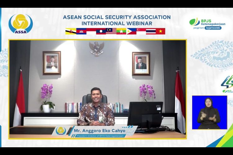 Direktur Utama BP Jamsostek Anggoro Eko Cahyo memberikan sambutan dalam webinar virtual, di Jakarta, Kamis (25/11/2021).