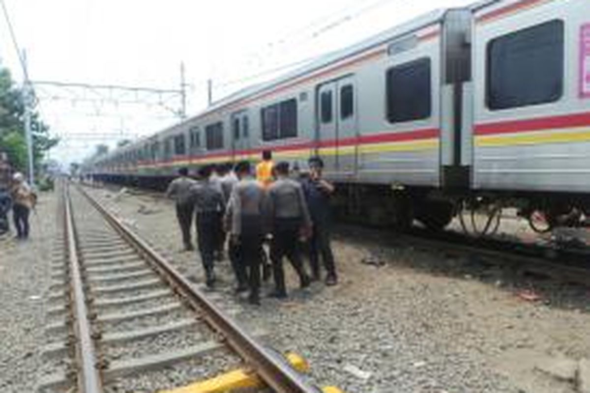 Lokasi kejadian tabrakan maut antara Metromini B80 jurusan Grogol-Kalideres dengan kereta api Commuter Line di perlintasan dekat Stasiun Angke, Jakarta Barat, Minggu (6/12/2015).