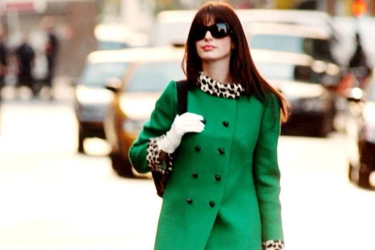 Tangkapan layar akun Instagram Vogue @voguemagazine. Anne Hathaway kembali mengenakan mantel ikonik dari The Devil Wears Prada sebagai penutup tur promosi sekuel film tersebut.