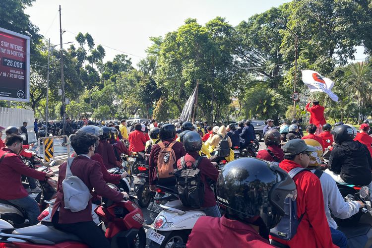 Demo di Surabaya, Mahasiswa Long March dari KBS Menuju Grahadi