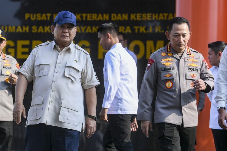 Presiden Prabowo Subianto (kiri) didampingi Kapolri Jenderal Pol. Listyo Sigit Prabowo berjalan usai menjenguk polisi yang dirawat di RS Polri Kramat Jati, Jakarta, Senin (1/9/2025). Presiden Prabowo Subianto menjenguk anggota polisi yang mengalami cedera dan luka-luka akibat kericuhan saat aksi unjuk rasa di Jakarta dan meminta Kapolri untuk menaikan pangkat luar biasa kepada anggota yang terluka. 