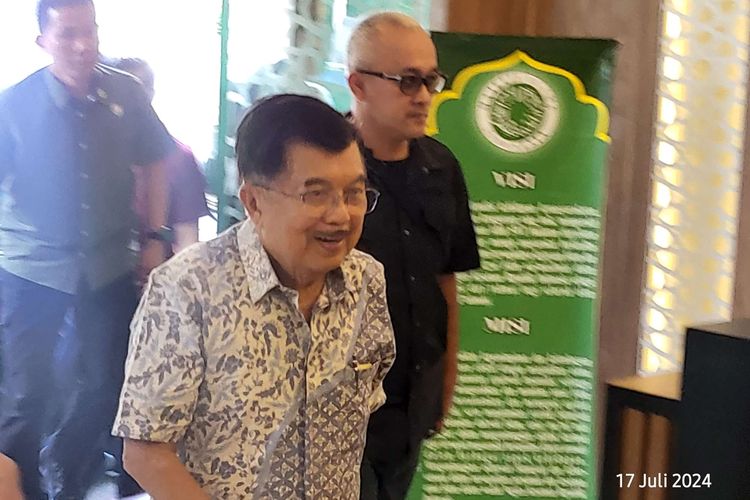 Wapres ke10 dan 12 RI yang juga Ketua Umum Dewan Masjid Indonesia (DMI) Jusuf Kalla saat tiba di Gedung Majelis Ulama Indonesia (MUI) Jakarta Pusat, Rabu (17/7/2024).