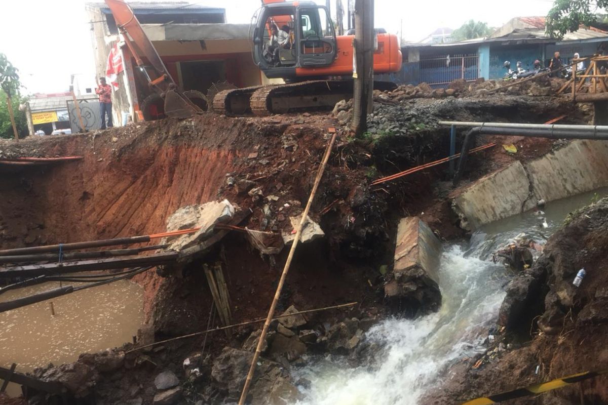 Turap Jembatan Pitara di Pancoran Mas, Depok, longsor pada Selasa (6/11/2018).