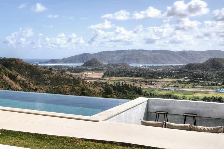 Villa Alasa yang menawarkan pemandangan pantai serta Sirkuit Mandalika dari atas bukit Tanjung Aan.