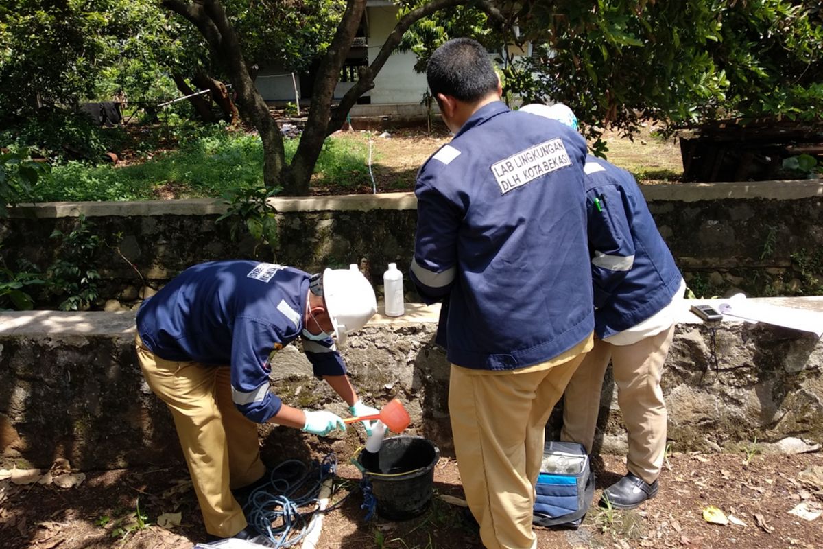 Petugas dinas lingkungan hidup kota Bekasi melakukan sidak ke beberapa pabrik dan mengambil sampel air di Kelurahan Bojong Menteng, Bekasi, Senin (2/4/2018)