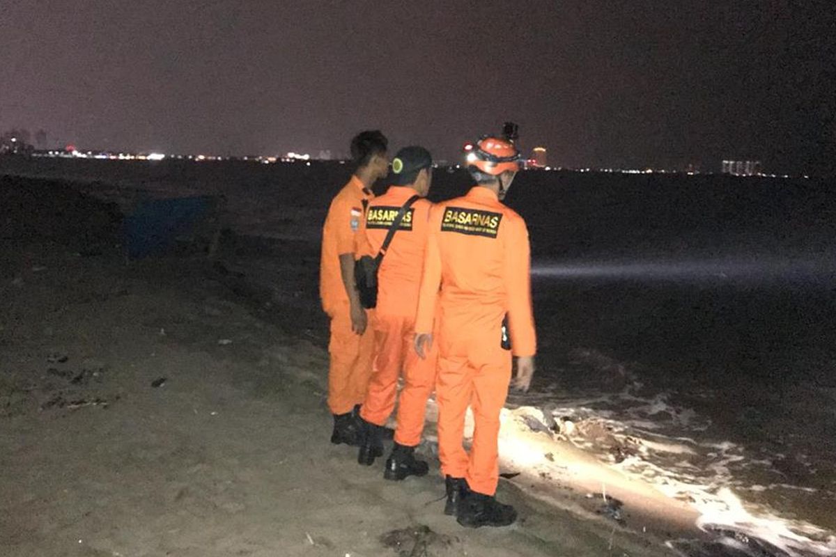 Pencarian korban tenggelam oleh tim SAR terus dilakukan di sisi timur Pantai Ancol, Pademangan Jakarta Utara, Minggu (16/6/2019) malam.