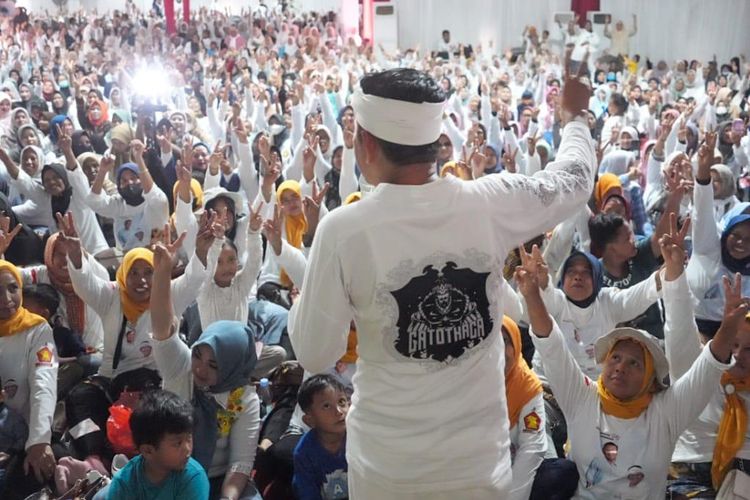 Politik riang gembira ala Dedi Mulyadi saat menyambut kedatangan ribuan warga dari berbagai wilayah di Jawa Barat.
