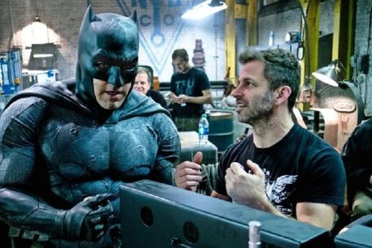 Ben Affleck, mengenakan kostum lengkap Batman, diabadikan bersama sutradara Zack Snyder.