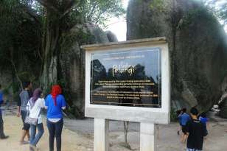 Munumen Laskar Pelangi di Pantai Tanjung Tinggi, yang menginformasikan bahwa tempat tersebut sebagai latar dari cerita terkenal Laskar Pelangi.