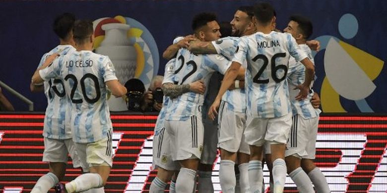 Suasanya perayaan gol Guido Rodriguez pada laga Grup B Copa America 2021 yang mempertemukan Argentina vs Urugay di Stadion Mane Garrincha, Sabtu (19/6/2021) pagi WIB.