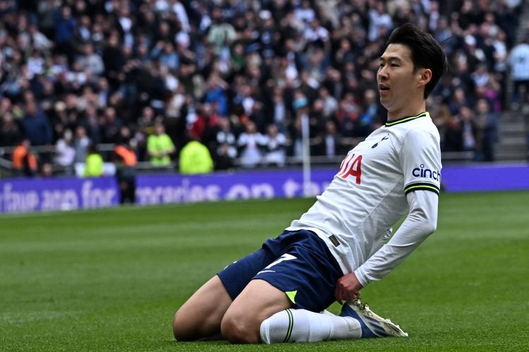 Penyerang Tottenham Hotspur, Son Heung-min, merayakan gol ke gawang Brighton pada lanjutan laga Liga Inggris di Tottenham Stadium pada Sabtu (8/4/2023).