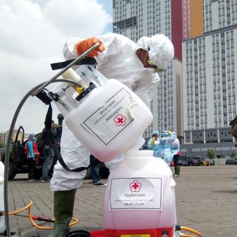 Petugas dari PMI Jakarta Pusat bersiap menyemprotkan disinfektan di dua menara Wisma Atlet Kemayoran, Jakarta, Sabtu (21/3/2020).