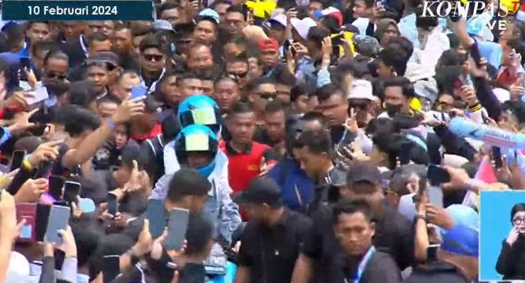 Kemesraan Gibran dan Istri Berbonceng Naik Motor Membelah Lautan Massa di GBK