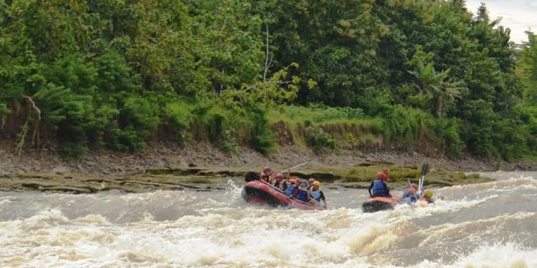 Belasan wisatawan dari blogger dan awak media, rafting di Sungai Bogowonto, Purworejo dalam famtrip DInporapar Jawa Tengah, Rabu (15/2/2017). Karakter jeram yang rapat dan sambung menyambung di sungai Bogowonto, menjadi tantangan tersendiri.