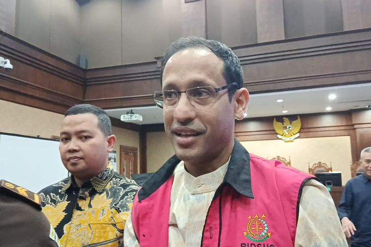 Eks Mendikbudristek Nadiem Makarim memberikan keterangan saat waktu jeda sidang di Pengadilan Tipikor Jakarta, Senin (23/2/2026)