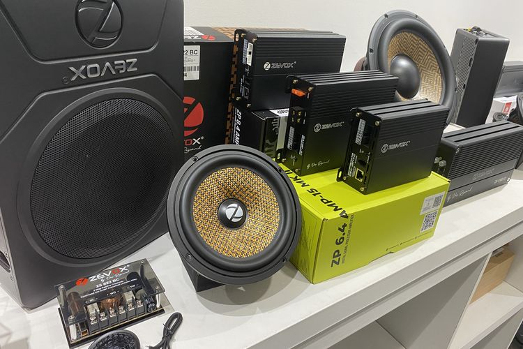 Paket modifikasi audio mobil, terdiri dart tweeter, speaker, dan subwoofer. Harganya mulai Rp 7,5 Juta