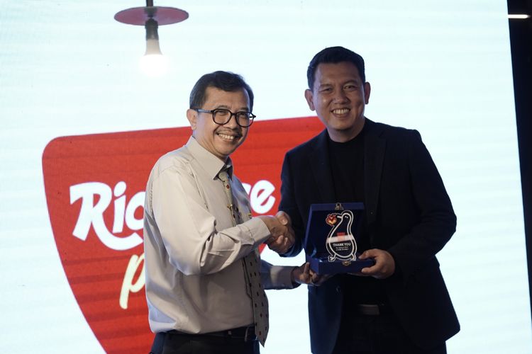 Apresiasi dan jabat tangan hangat menandai suksesnya peluncuran Richeese Pizza di Bandung.