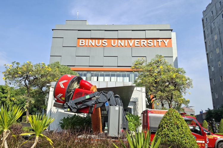 Kebakaran Binus Anggrek Jakbar Padam, Petugas Mengurai Bara Api