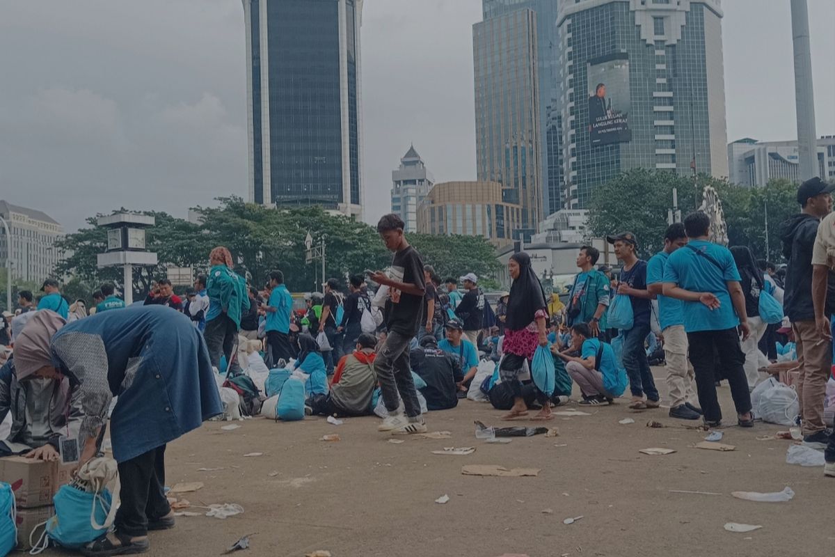 Aksi Buruh di Monas Usai, Sebagian Pulang, Lainnya Menunggu Bus