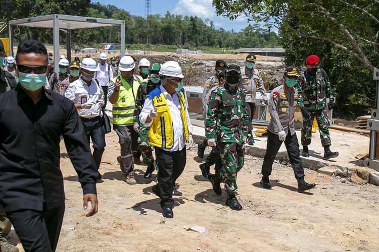 Panglima TNI Marsekal Hadi Tjahjanto (tengah), Menteri PUPR Basuki Hadimuljono (kedua kiri) dan Kapolri Jenderal Pol Idham Azis (kedua kanan) meninjau progres pembangunan rumah sakit khusus Corona (COVID-19) di Pulau Galang, Batam, Kepulauan Riau, Rabu (25/3/2020). Progres pembangunan rumah sakit Khusus Corona (COVID-19) secara keseluruhan telah mencapai 78 persen dan ditargetkan selesai dan siap untuk digunakan pada 28 Maret 2020. ANTARA FOTO/M N Kanwa/aww.