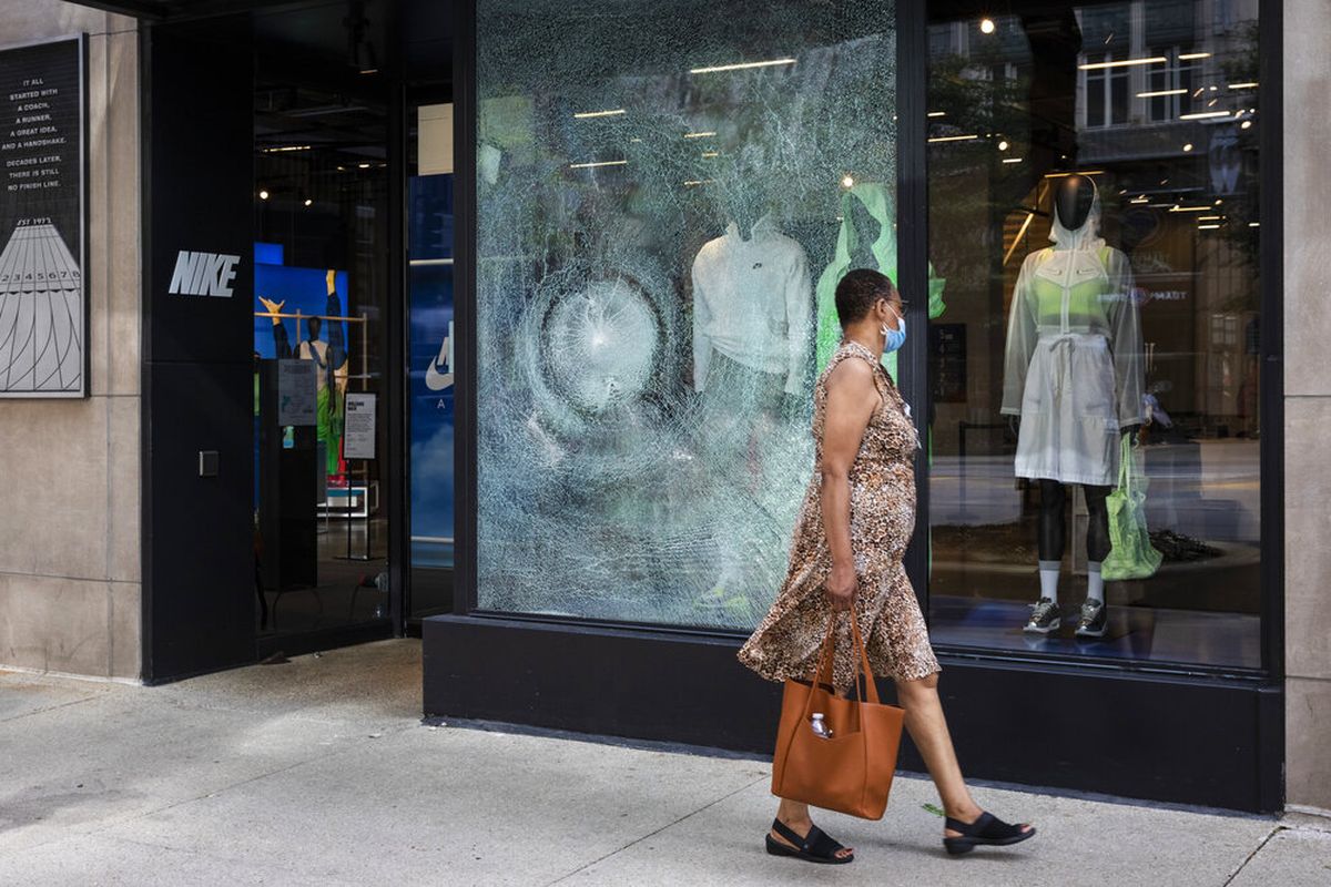  Looters in Chicago vandalized several local businesses in the downtown area early Monday following a police shooting on the city?s South Side.