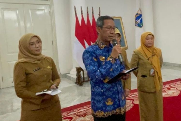 Penjabat (Pj) Gubernur DKI Jakarta Heru Budi Hartono saat menjelaskan terkait beberapa isu mengenai Ibu Kota di Balairung, Balai Kota DKI, Selasa (3/10/2023).