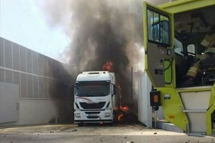 Sebuah pesawat kecil jatuh menimpa truk barang di kota Tires, Portugal, Senin (17/4/2017) sehingga lima orang tewas.