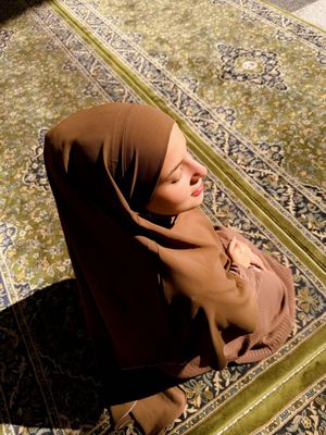 Busana umrah Tasya Farasya tampil modest, elegan, dan fungsional. Dari earth tone hingga serba hitam, gayanya nyaman dipakai seharian.