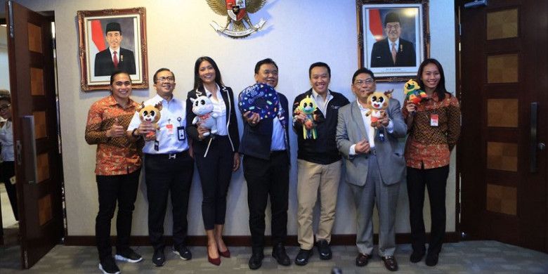 Aprilia Manganang (paling kiri) berfoto dengan para peserta acara diskusi Asian Games 2018 di Kantor Staf Presiden, Jakarta, Senin (21/5/2018).