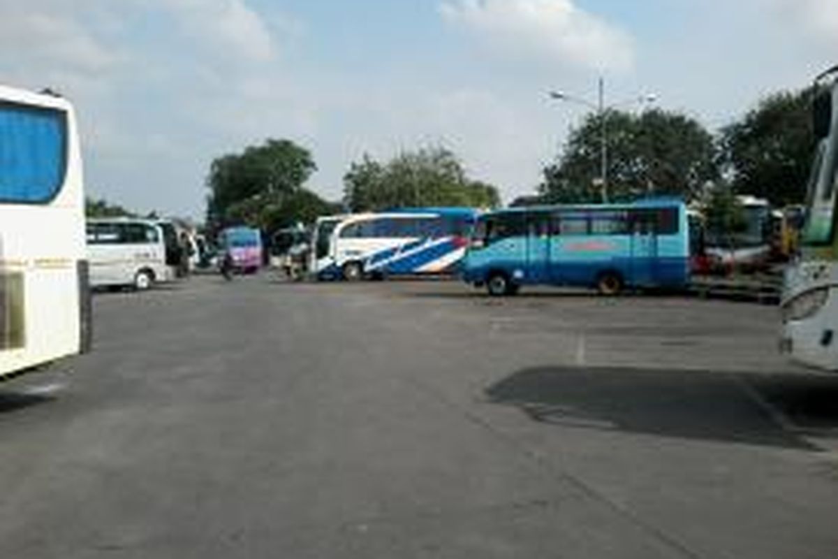Parkiran bus antarprovinsi di Terminal Pulogadung, Jakarta Timur.