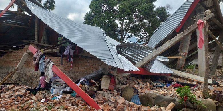 Salah satu rumah warga yang rata dengan tanah akibat gempa bumi di Kecamatan Tigo Nagari, Kabupaten Pasaman, Sumbar, Selasa (1/3/2022).