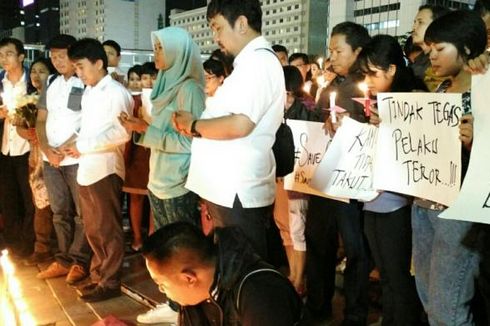 Masyarakat Nyalakan Lilin di Bundaran HI, Kecam Bom di Samarinda