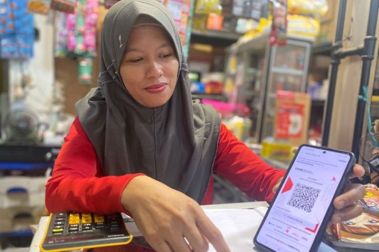 Siti Asiyah atau Tia, Mitra Bukalapak asal Demak melengkapi warungnya dengan produk virtual Mitra Bukalapak.
