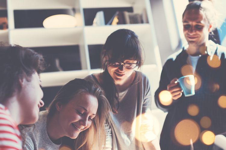 Ilustrasi bersosialisasi di kantor dapat meningkatkan semangat bekerja. 