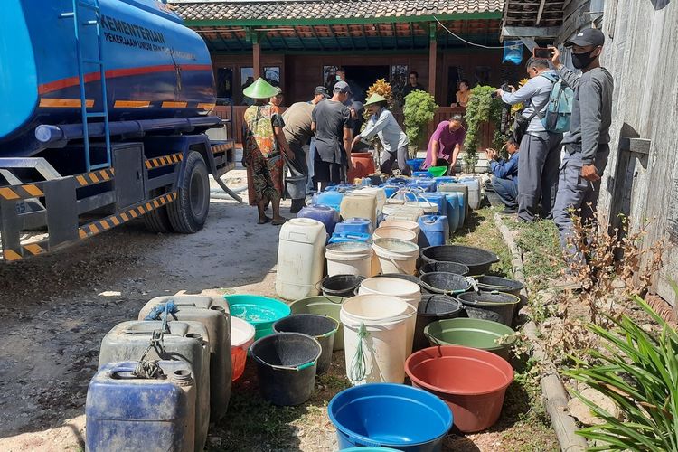 Pemkab Blora memberikan bantuan air bersih kepada masyarakat di Desa Jepangrejo, Kecamatan Blora, Kabupaten Blora, Jawa Tengah, Sabtu (12/8/2023)