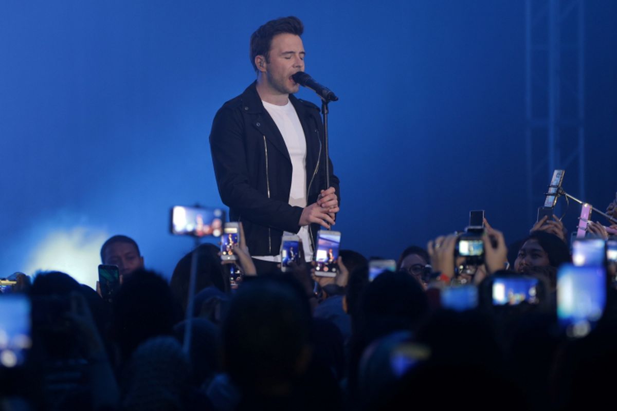 Penyanyi Shane Filan menghibur pengemarnya saat konser Right Here di The Hall Senayan City, Jakarta, Selasa (14/3/2017). Dalam konser berdurasi 1 jam 30 menit ini, Filan akan menyanyikan 15 lagu. KOMPAS IMAGES/KRISTIANTO PURNOMO