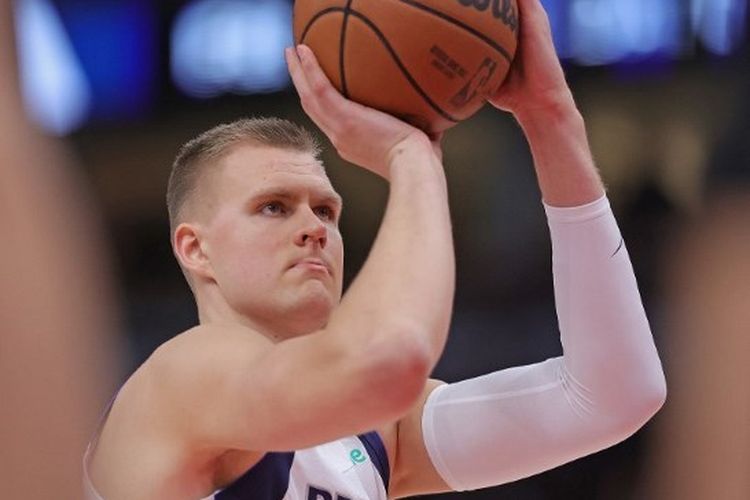 Kristaps Porzingis melepaskan tembakan dalam laga Dallas Mavericks vs Chicago Bulls pada pertandingan NBA 2021-2022 yang digelar di United Center, Chicago, Illinois, pada 10 November 2021. (Foto oleh JONATHAN DANIEL/GETTY IMAGES NORTH AMERICA/ Getty Images via AFP)