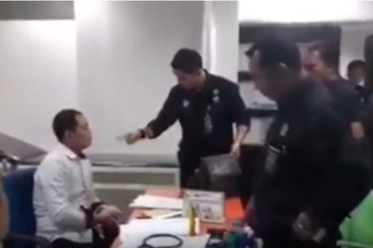 Potongan video anggota KPK membentak petugas rumah sakit di Tangerang.
