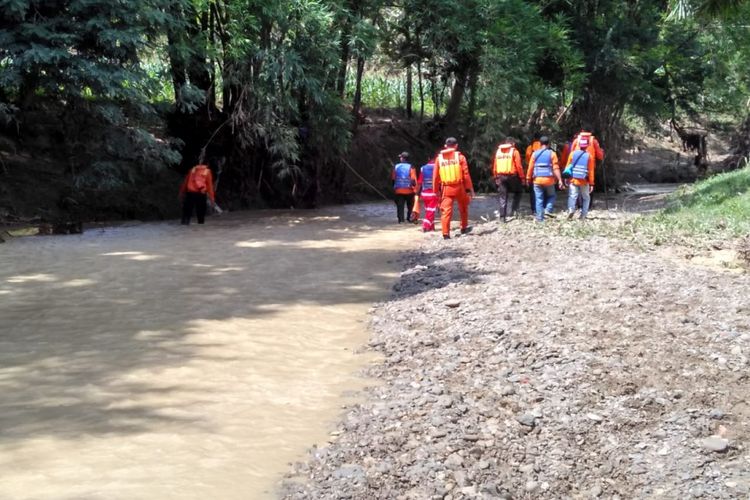 Tim SAR Gabungan dan BPBD Grobogan menyisir keberadaan ‎bocah SD di sungai wilayah Desa Simo, Kecamatan Kradenan, Kabupaten Grobogan, Jawa Tengah, Sabtu (15/12/2018).